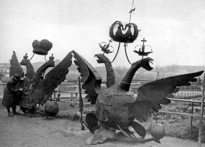 Двуглавые орлы Никольской и Боровицкой башен, 1935 год./ Фото: mosprogulka.ru