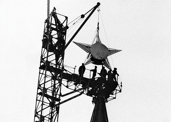 Монтаж звезды на Спасской башне./ Фото: fs.photounion.ru