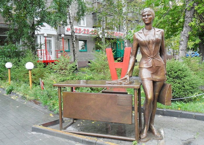Скульптура «Деловая женщина»./Фото: ploshadtruda.ru