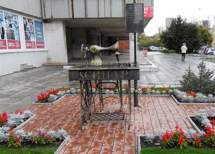 Памятник швейной машинке «Синар»./Фото: turizm.ru