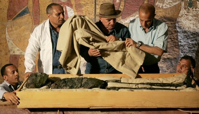 Изучение мумии Тутанхамона./ Фото: tvguide.co.uk