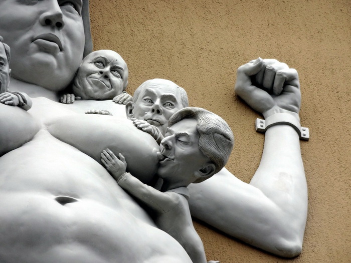Верхний план скульптуры «Борьба за Европу»
