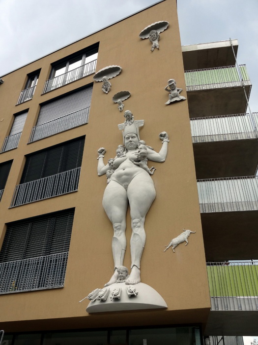 В курортном городе Радольфцелль на Боденском озере находится 13-метровая скульптура «Борьба за Европу»