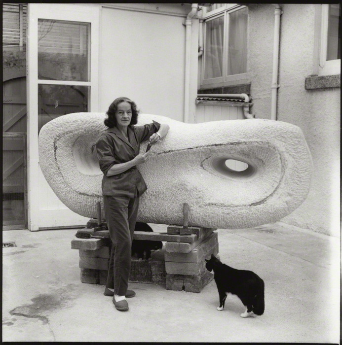 Барбара Хепуорт и ее кот Николас за работой над скульптурой
