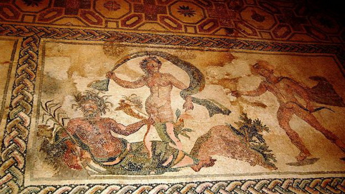 Миф о Дафне и Аполлоне, их кратковременной любви, запечатлен в храме Нео-Пафоса
