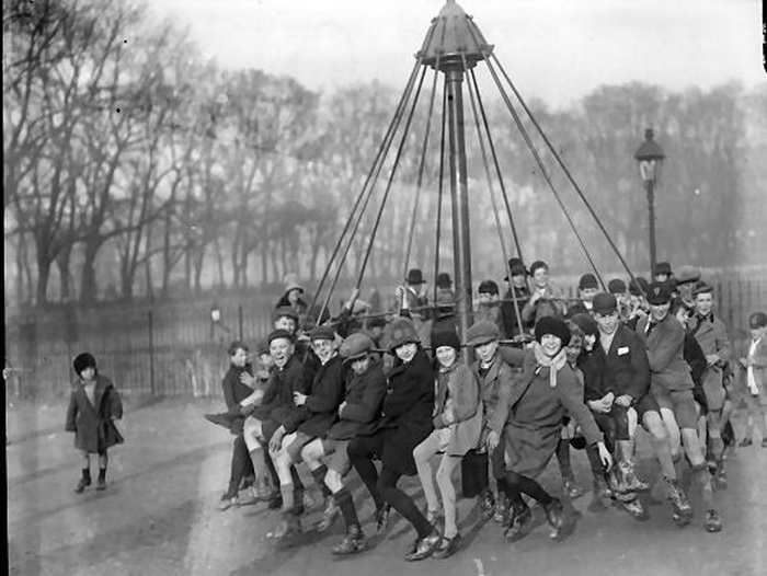 Дети и взрослые на карусели в парке (1929 г.)