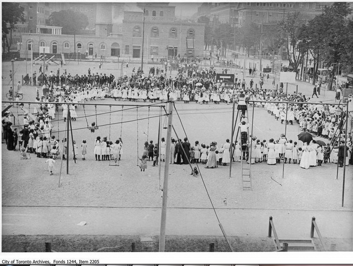 Дети и взрослые собрались на площадке для игры в Торонто