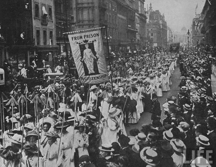 Демонстрация суфражисток в Лондоне (март, 1910 года). На плакате лозунг:«От тюрьмы - к гражданству»