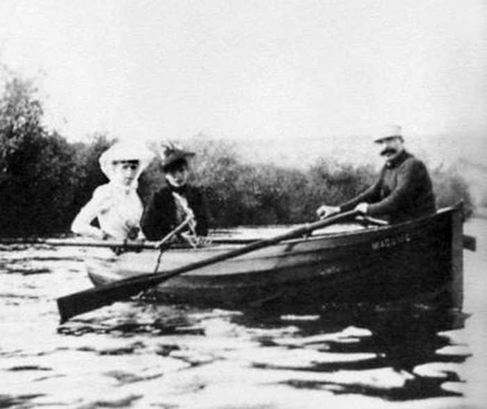 Ги де Мопассан в лодке с двумя подругами. Ок. 1875 г. Париж, Б.Н. Эстамп