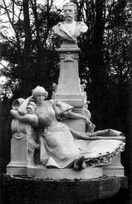 Памятник Ги де Мопассану в парке Монсо в Париже. Работа Рауля Верле, 1897 г. Фото Рожер-Вьолле
