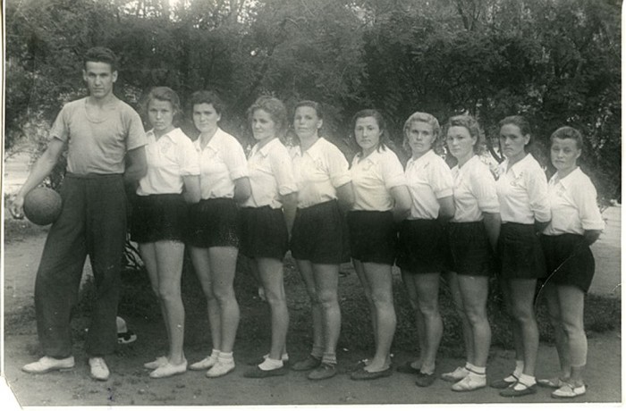 Борис Ельцин - тренер женской волейбольной команды, 1953 год. / Фото: www.perm.kp.ru