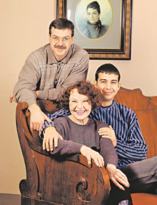 Нина Ургант с сыном Андреем и внуком Иваном. / Фото: www.prozvezd.info