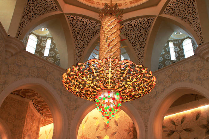 Главная люстра мечети. / Фото: www.superwall.us