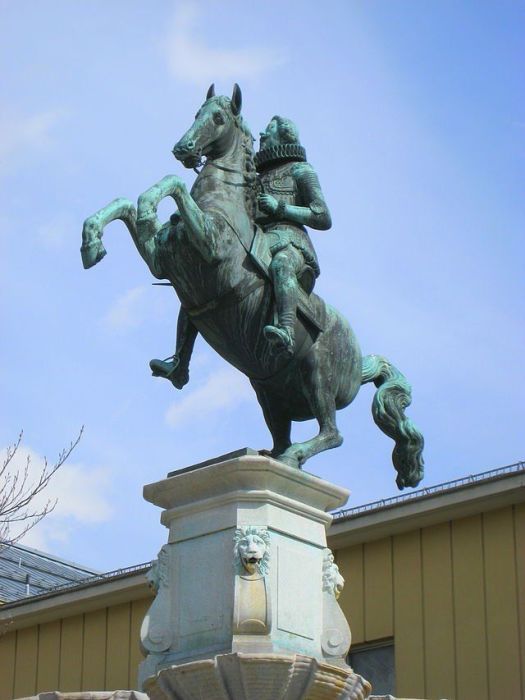 Скульптурное изображение эрцгерцога Леопольда V . / Фото: www.esosedi.org