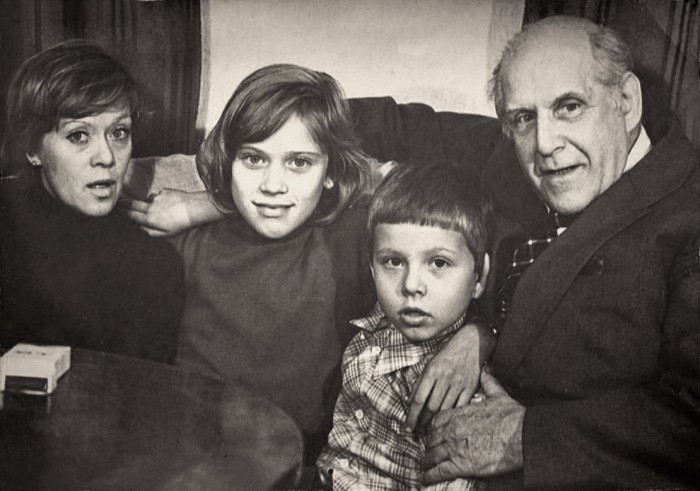 Алиса Фрейндлих с дочерью Варей, племянником Алешей и отцом Бруно Артуровичем. / Фото: www.bump.ru