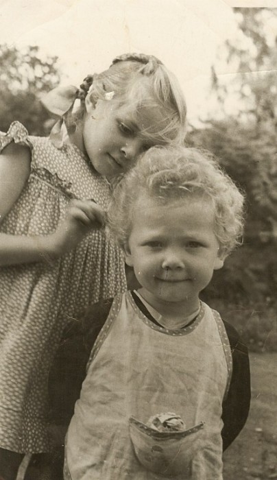 Лайма Вайкуле (слева) в детстве. / Фото: www.laima.com