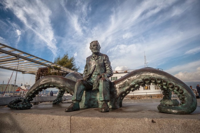 Памятник Жюлю Верну в Испании. / Фото: www.travelask.ru