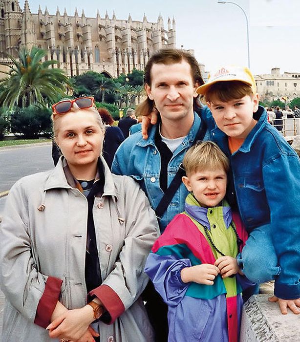 Фёдор и Ирина Добронравовы с сыновьями. / Фото: www.7days.ru