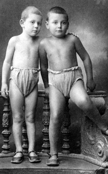 Артём Сергеев и Василий Сталин в детстве. / Фото: www.artyushenkooleg.ru