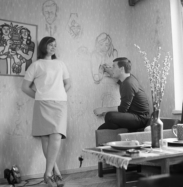 Советский кинооператор А. Чардынин рисует на стене портрет своей жены.Фото: www.aif.ru