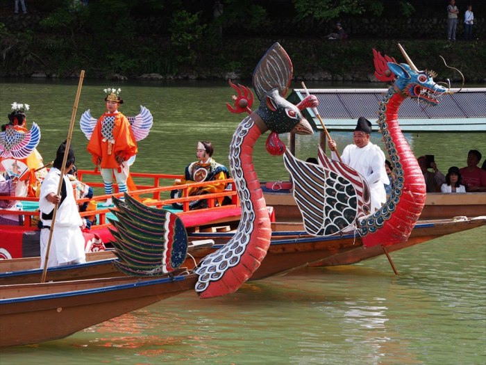 Парад лодок на воде - традиционный праздник. / Фото: www.travelinfo.pro