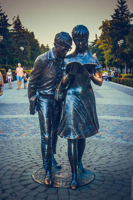 Памятник Шурику и Лиде в Краснодаре. / Фото: www.tourister.ru