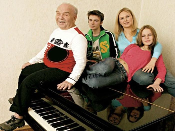 Владимир Шаинский с женой и детьми. / Фото: www.myshared.ru