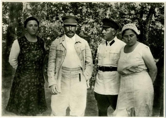 Иосиф Сталин, Надежда Аллилуева, Климент Ворошилов и Екатерина Ворошилова. / Фото: www.russiainphoto.ru