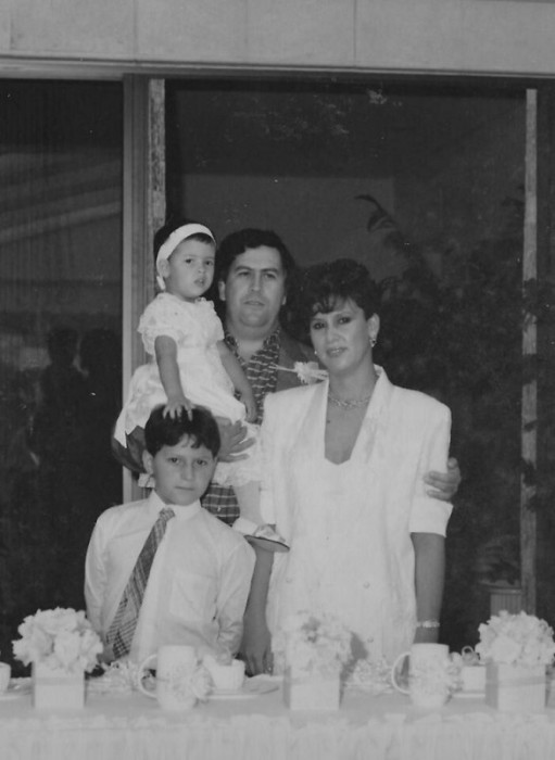 Пабло Эскобар с женой Марией, сыном и дочерью. / Фото: www.ruinformer.ru