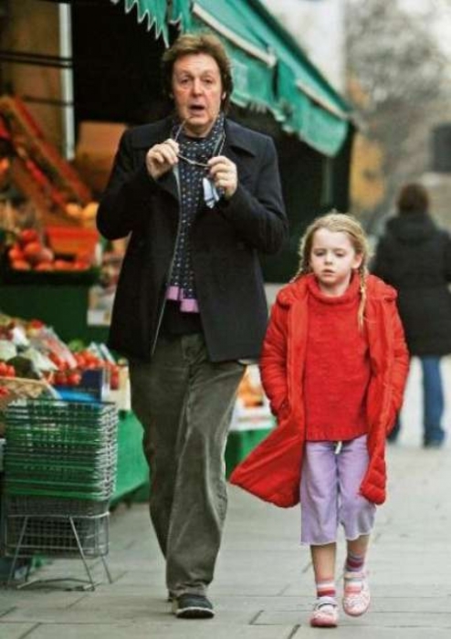 Пол Маккартни с дочерью Беатрис Милли. / Фото: www.dayonline.ru