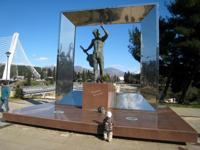 Памятник Владимиру Высоцкому в Черногории. / Фото: www.geo-photo.ru