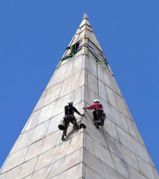 Альпинисты на вершине монумента. / Фото: www.cloudfront.net