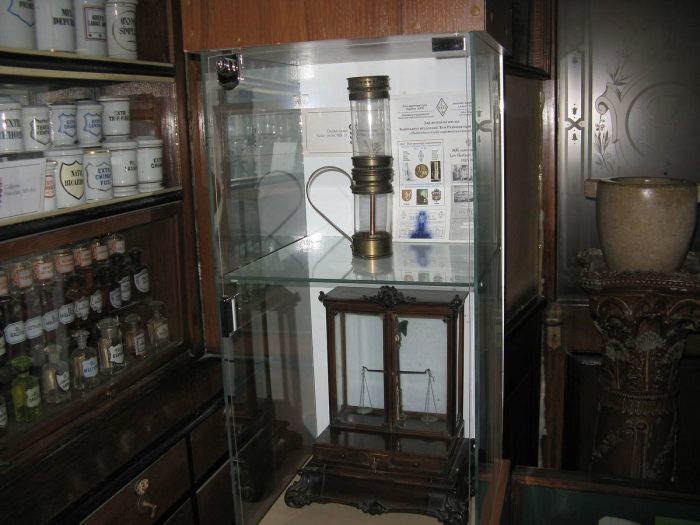 Одна из первых масляных ламп, изобретенная в Украине. / Фото: www.atlasobscura.com