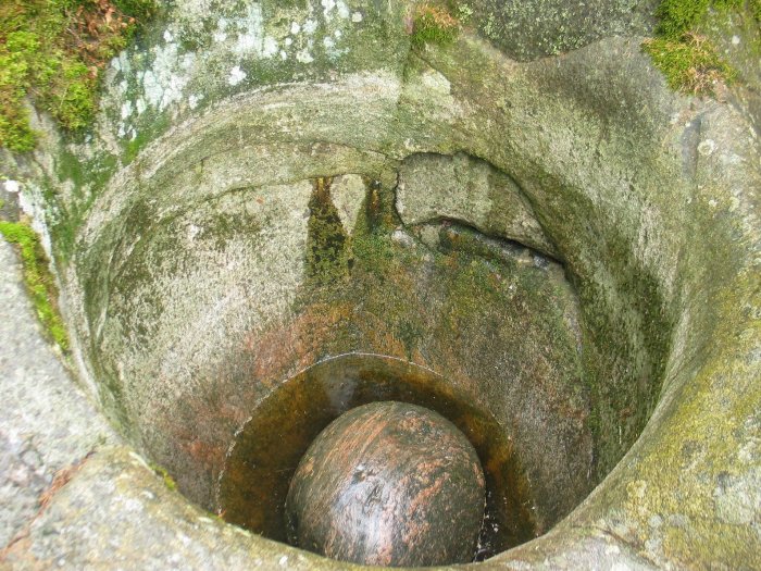 Исполинский котел с круглым камнем на дне. / Фото: www.codeman.fi