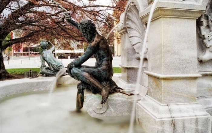 Скульптура, изображающая Посейдона, в центре фонтана. / Фото: www.userapi.com