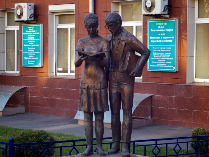 Памятник Шурику и Лиде в Москве. / Фото: www.life-is-beautiful.ru