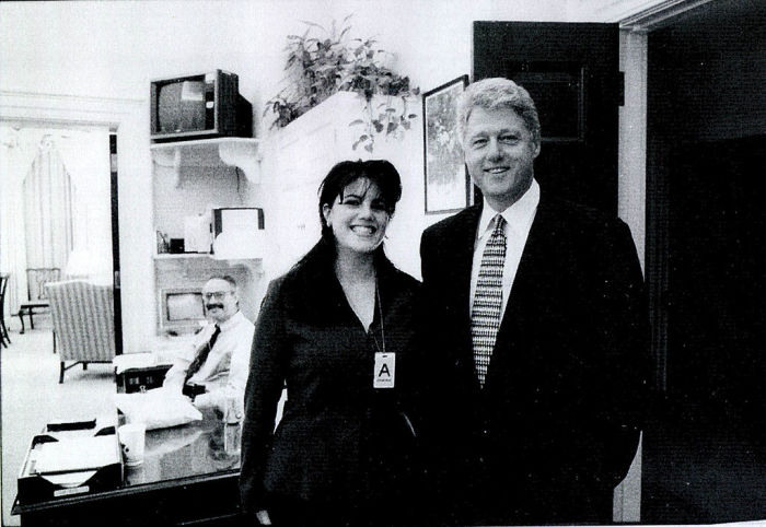 Уильям Клинтон и Моника Левински. / Фото: www.cheatsheet.com