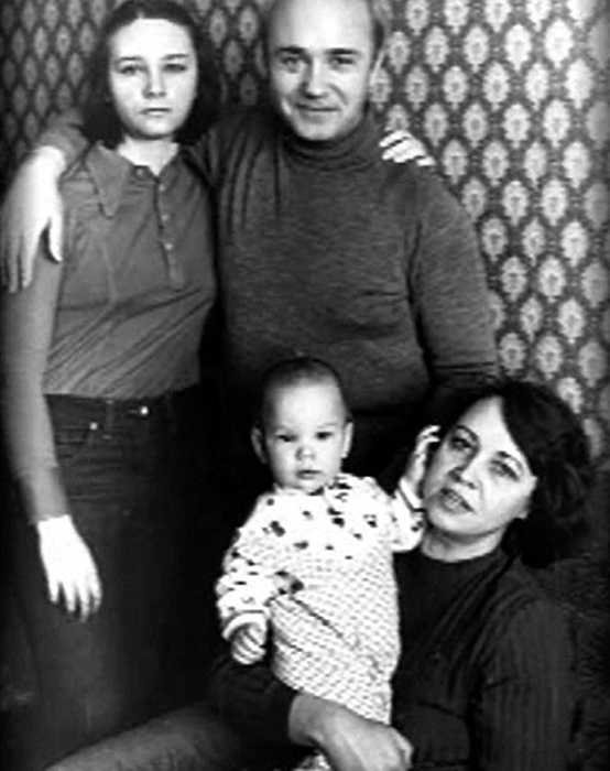 В кругу семьи: жена Нина, сын Вася и дочь Катя,1979 г. / Фото: www.traxbax.ru