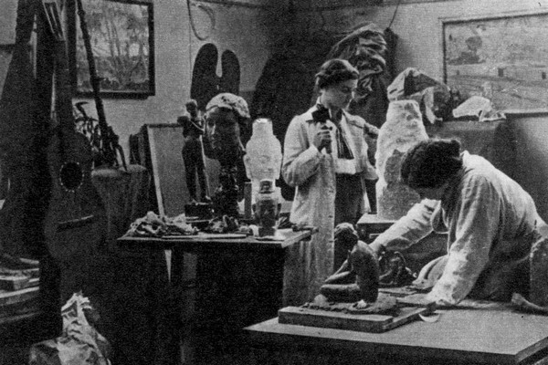 В. Мухина и И. Бурмейстер в парижской мастерской. 1914 г. / Фото: www.4itaem.com