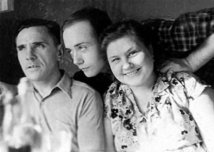 Юный Леонид Куравлёв с родителями. / Фото: www.mtdata.ru