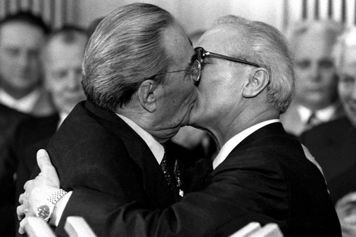 Поцелуй Брежнева, 1979. / Фото:  Режис Боссу