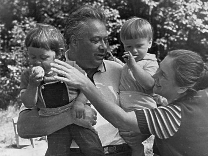 Николай Озеров с женой и детьми. / Фото: www.gulagu.net