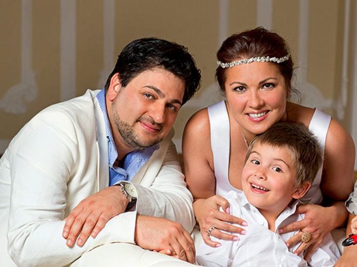  Юсиф Эйвазов и Анна Нетребко с сыном Тьяго. / Фото: www.vokrug.tv