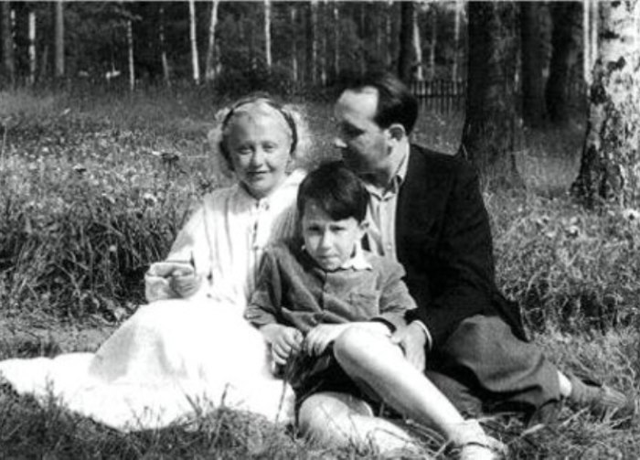 Янина с мужем Леоном и сыном. / Фото: www.alterhouz.com