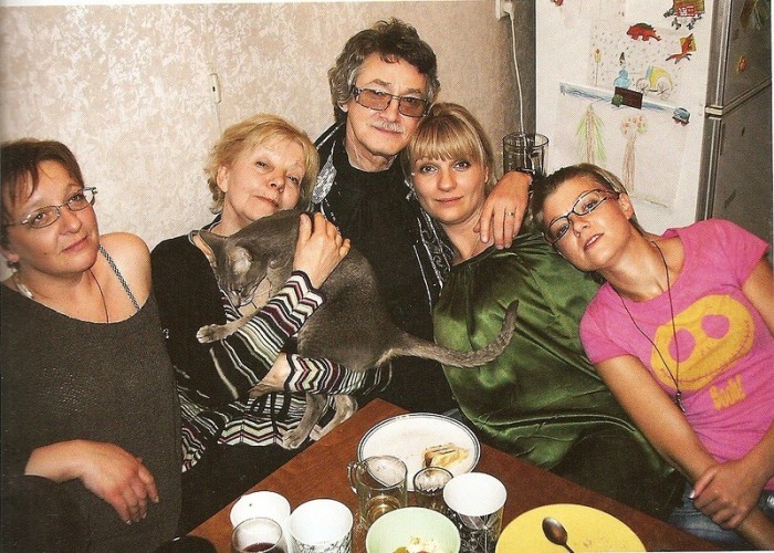 Игорь Старыгин с Мирой Ардовой и дочерьми. / Фото: www.woman.ru