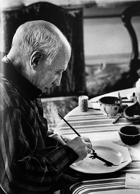 Пикассо рисует портрет Лумпа на тарелке. / Фото: www.picasso-pablo.ru