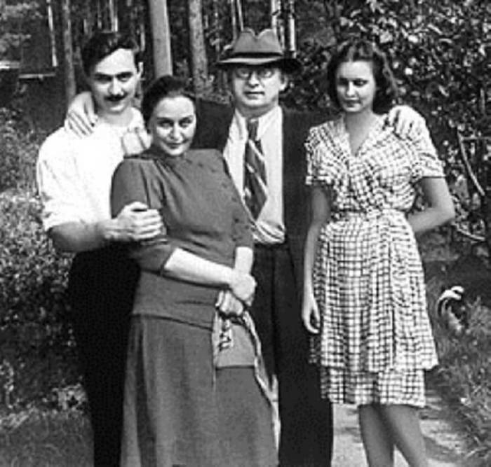 Берия с женой Ниной (слева), сыном Серго и невесткой Марфой (справа). / Фото: www.lamp.im