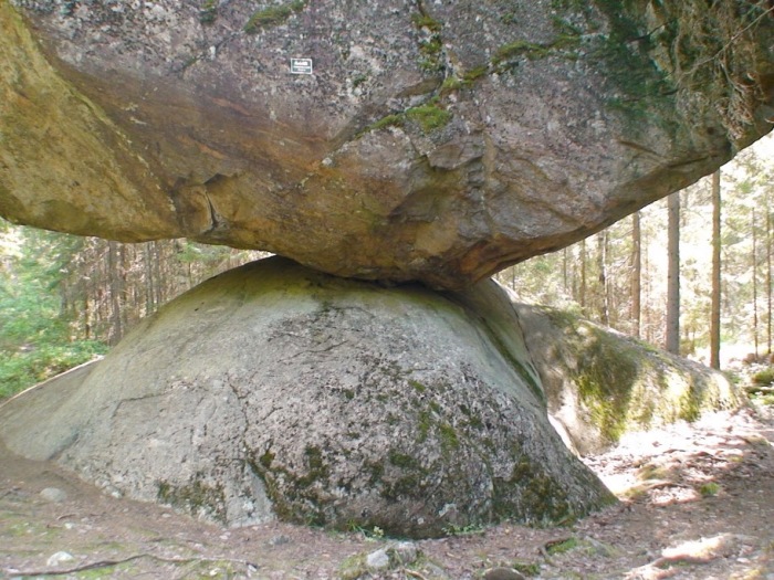Площадь соприкосновения двух камней кажется совсем небольшой. / Фото: www.krasfun.ru
