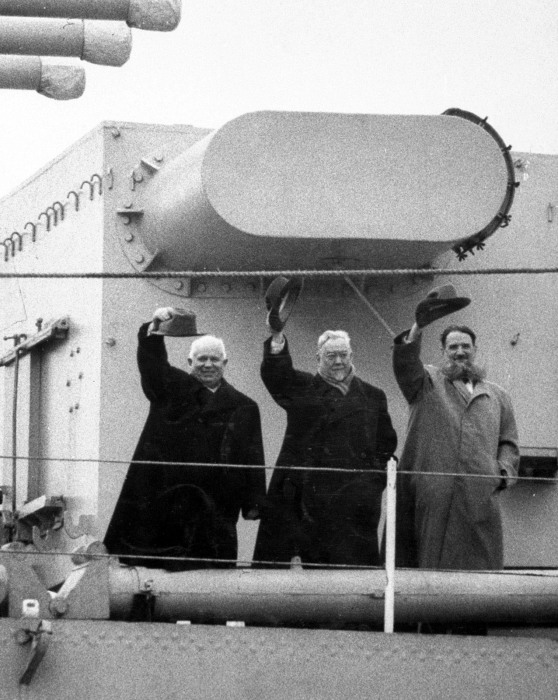 Н.С. Хрущев, Н.А. Булганин и И.В. Курчатов на крейсере «Орджоникидзе» на пути в Англию 1956 г. / Фото: www.tsushima.su