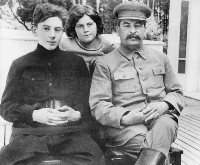 Иосиф Сталин с дочерью и сыном. / Фото: www.1tv.ru